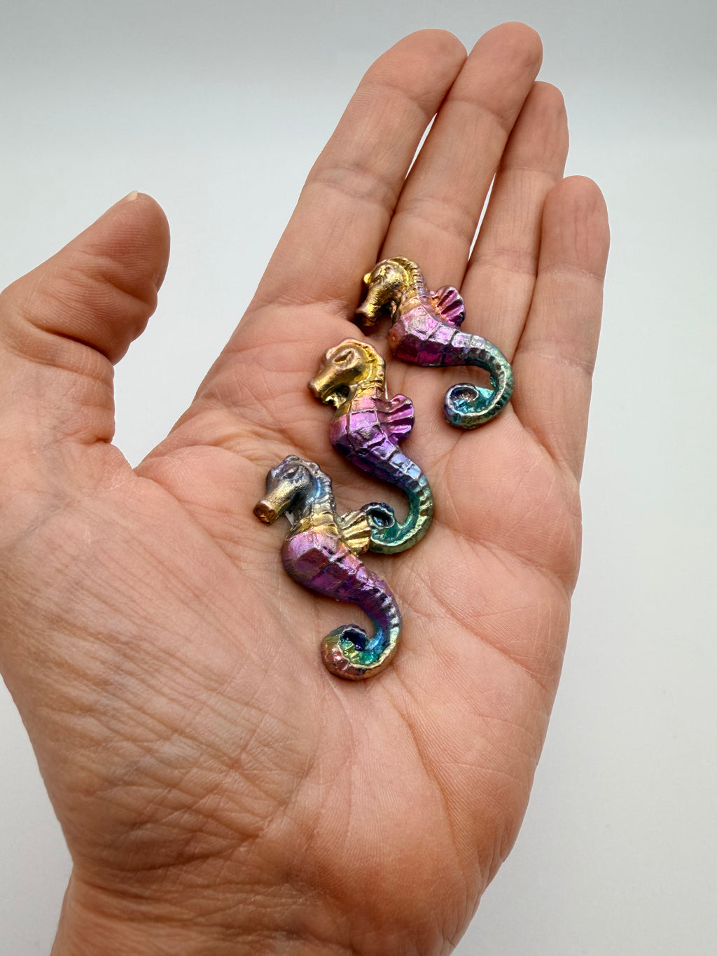 Rainbow Bismuth Seahorse Ornament – Mini Metallic Decorative Figure