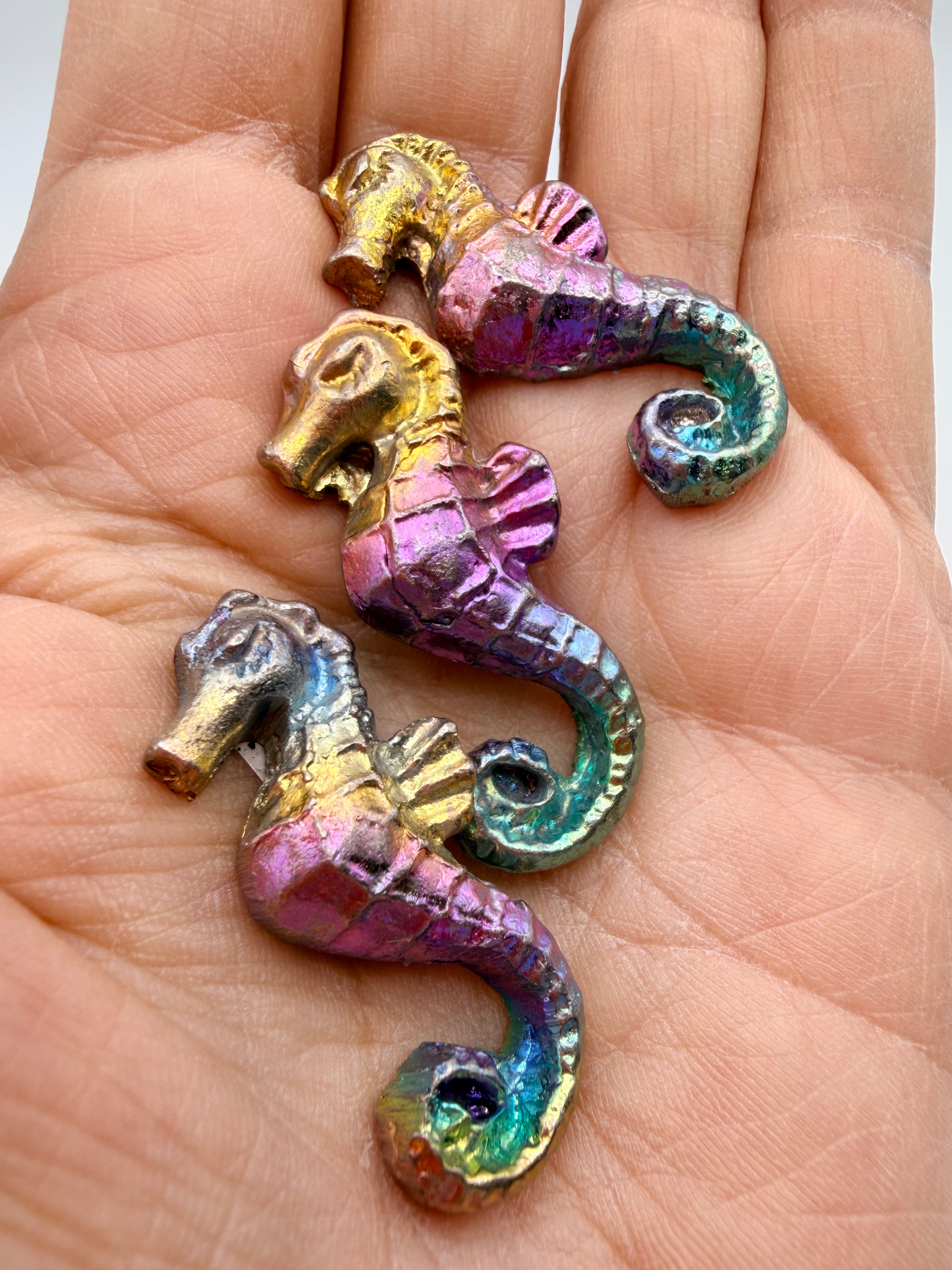 Rainbow Bismuth Seahorse Ornament – Mini Metallic Decorative Figure