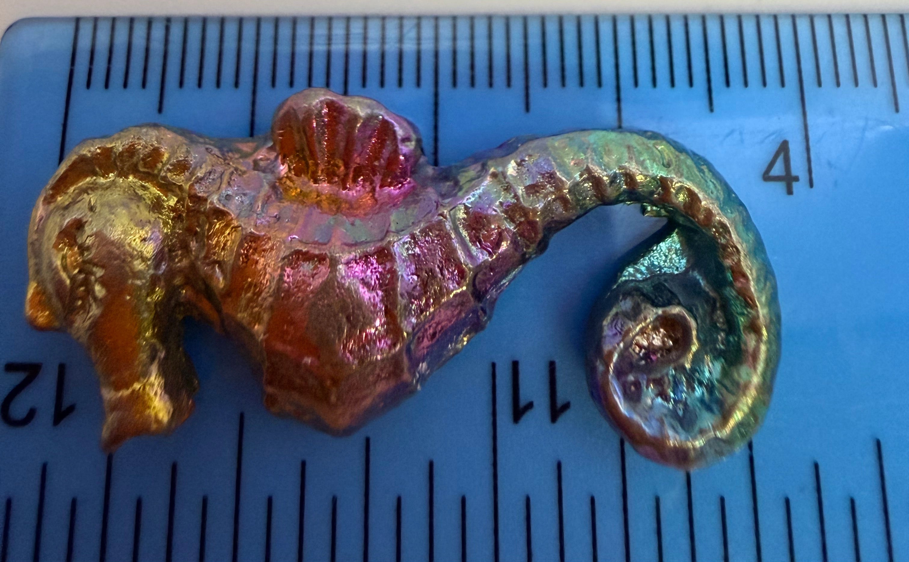 Rainbow Bismuth Seahorse Ornament – Mini Metallic Decorative Figure