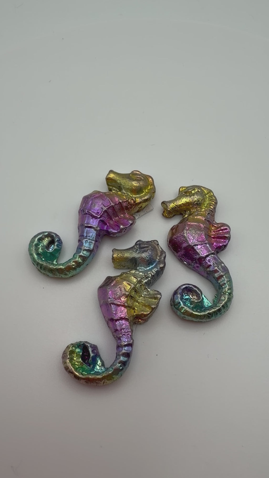 Rainbow Bismuth Seahorse Ornament – Mini Metallic Decorative Figure