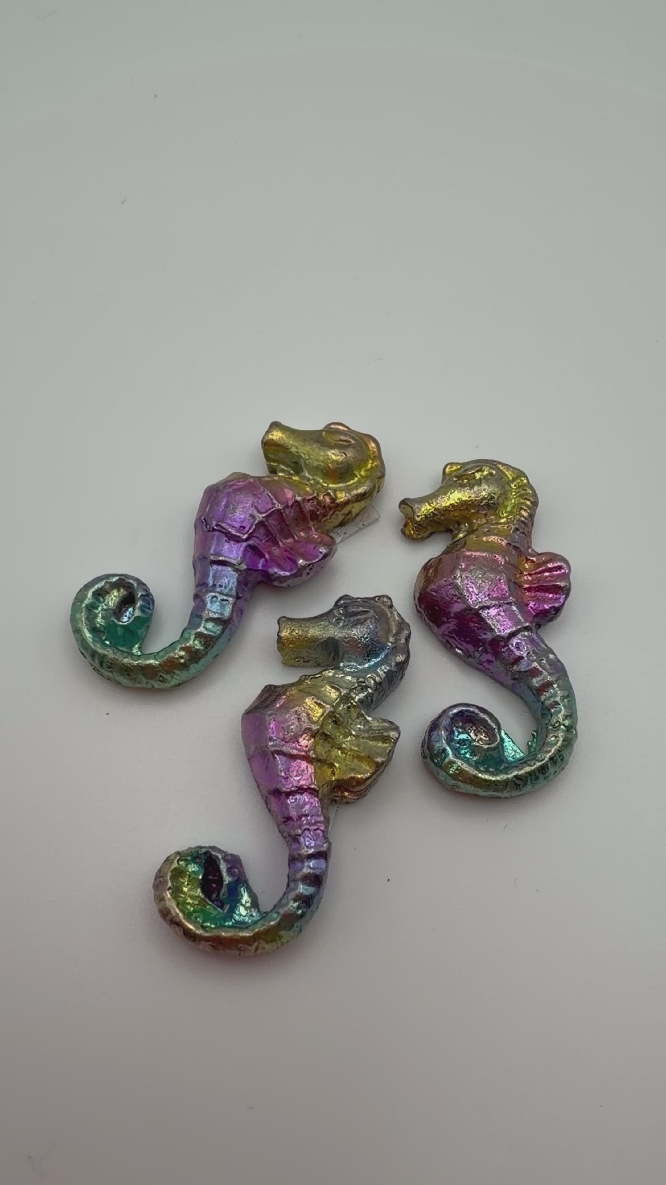 Rainbow Bismuth Seahorse Ornament – Mini Metallic Decorative Figure