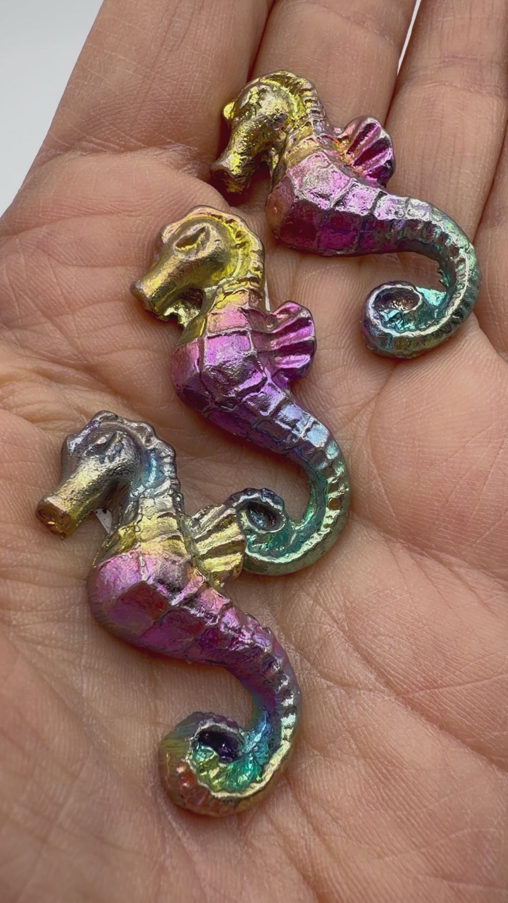 Rainbow Bismuth Seahorse Ornament – Mini Metallic Decorative Figure