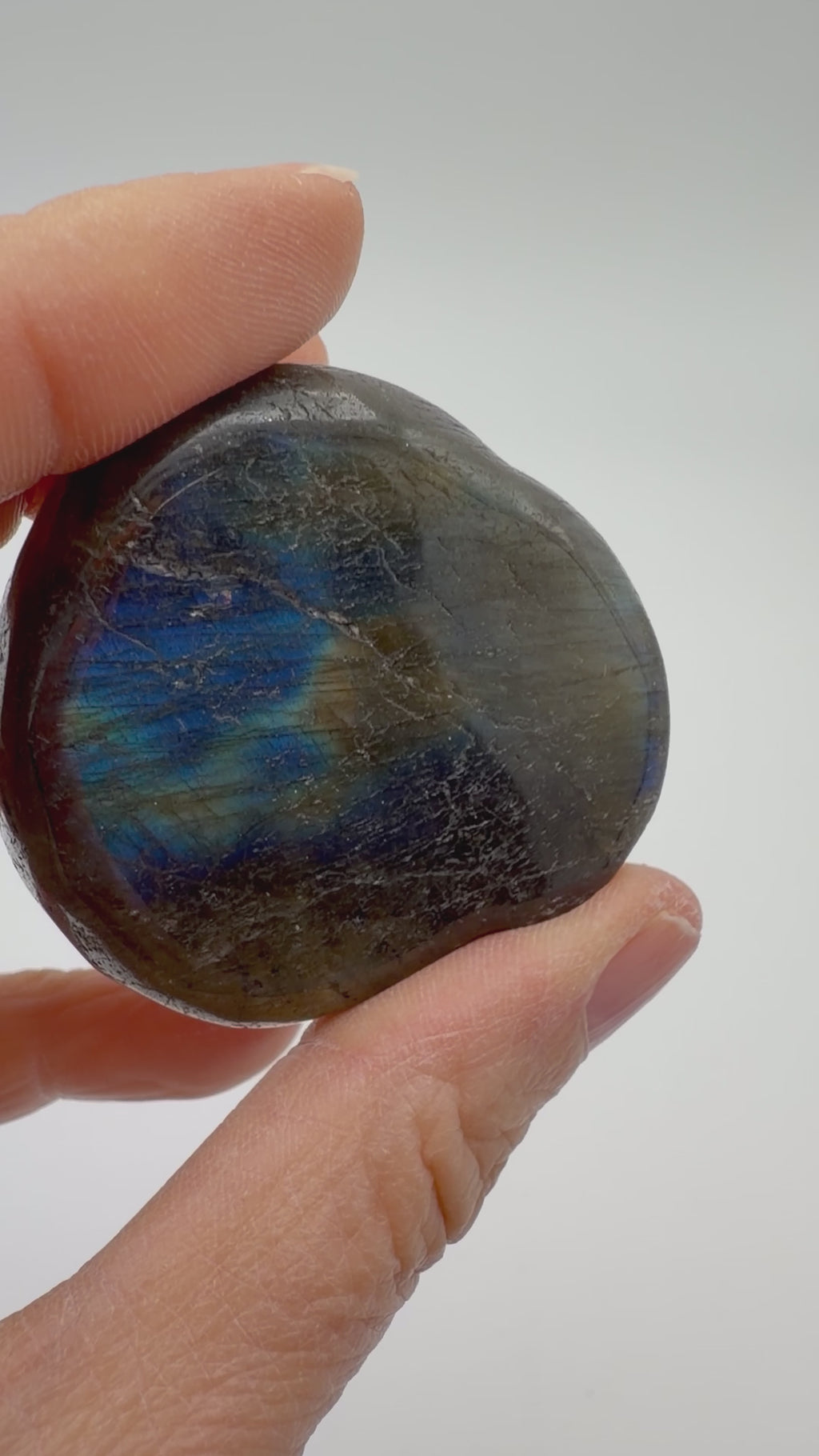 Labradorite Sleeping Cat Carving – Flashy Blue Sheen – 75g