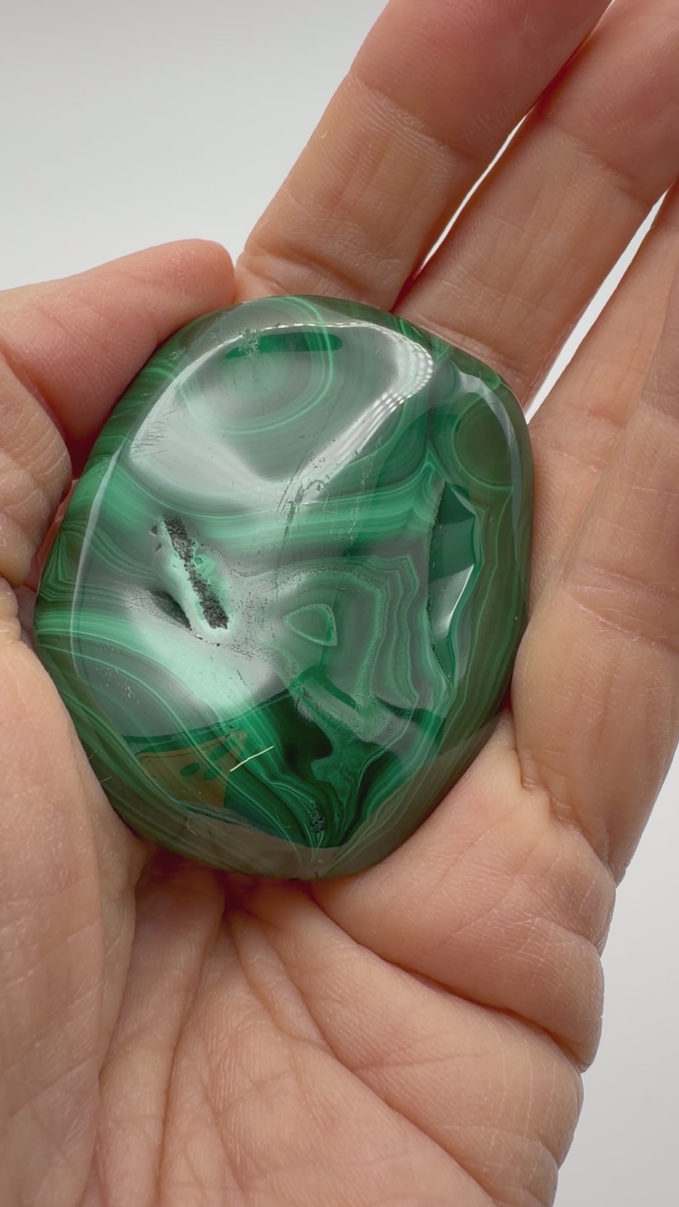 Malachite Polished Palm Stone – 77g Eye Pattern Display Piece